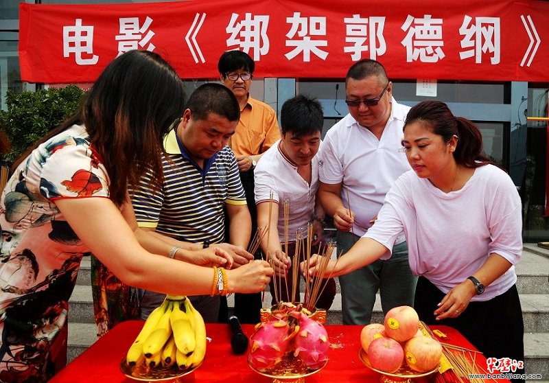 魏连英与刘正峰为出品人,詹骐羽编剧以及郭德纲唯一影视门徒黄鹤飞